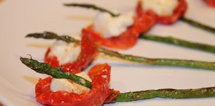 Amapolas de tomate, trigueros y rulo de cabra