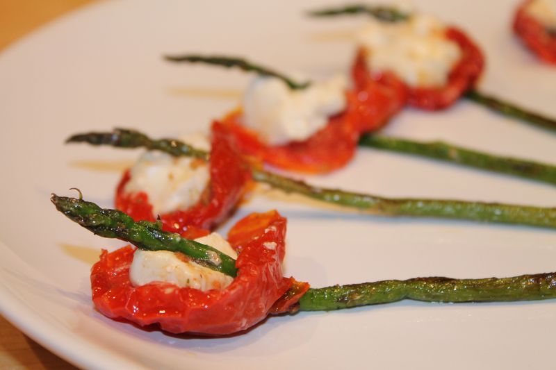 Amapolas de tomate, trigueros y rulo de cabra