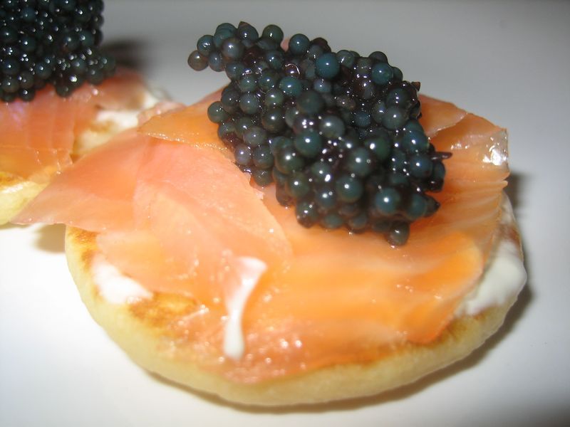 Blinis de salmÃ³n y caviar