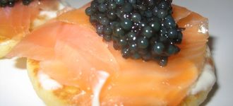 Blinis de salmÃ³n y caviar