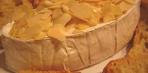 Queso brie con ajos y almendras