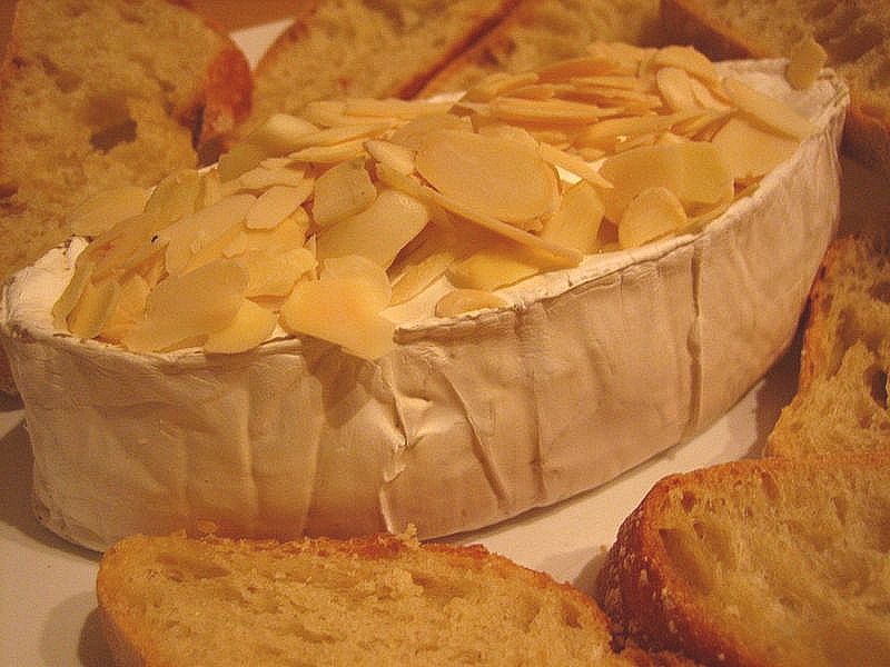 Queso brie con ajos y almendras