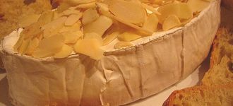 Queso brie con ajos y almendras