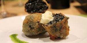 Croquetas de arroz negro