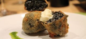 Croquetas de arroz negro