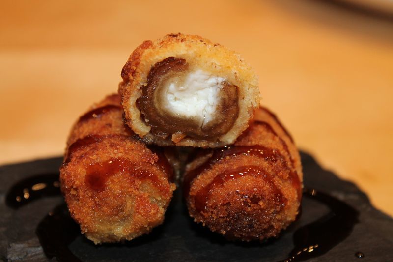 Dátiles rellenos de rulo de cabra