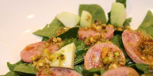 Ensalada de butifarra a la vinagreta de pistachos