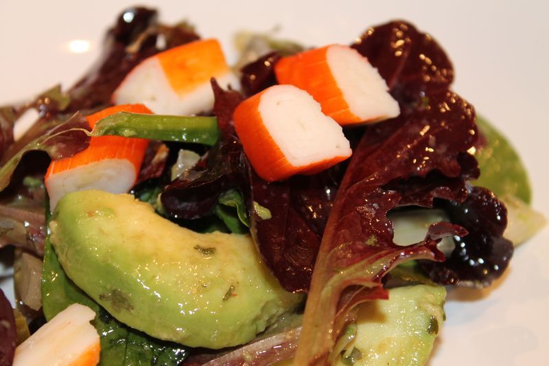 Ensalada de aguacate y palito de cangrejo