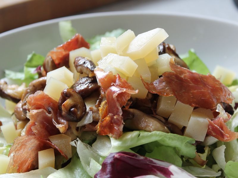 Ensalada templada de setas y jamÃ³n serrano