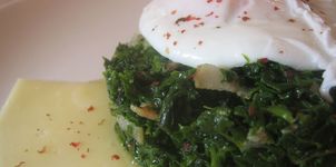 Huevos escalfados con espinacas y queso