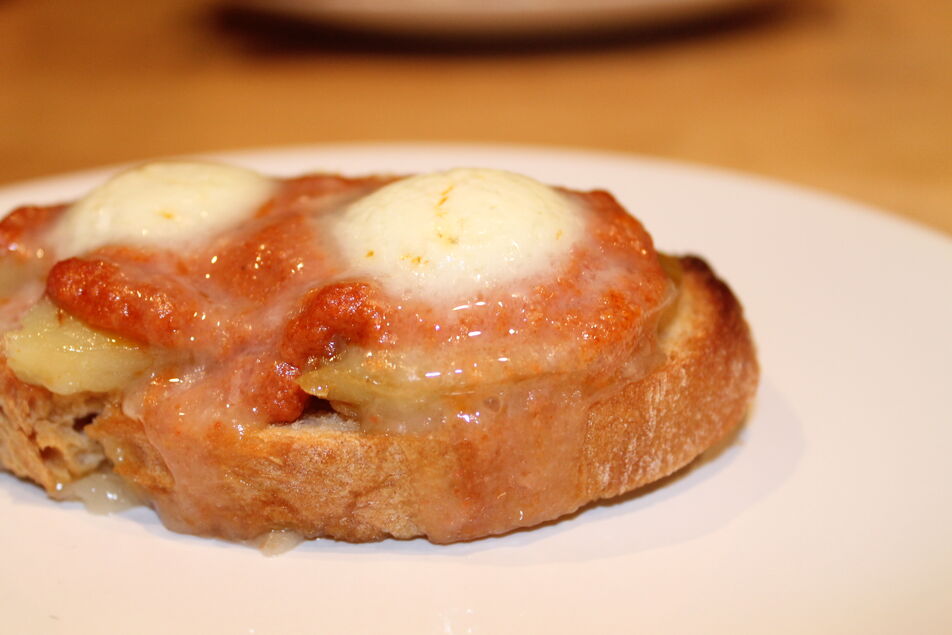 Patata caramelizada con chorizo y rulo de cabra