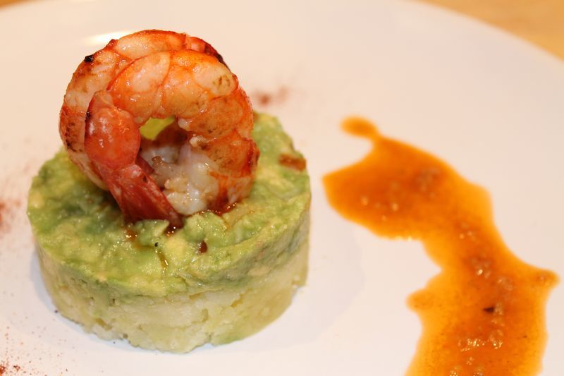 Timbal de langostinos y aguacate al aceite de jengibre