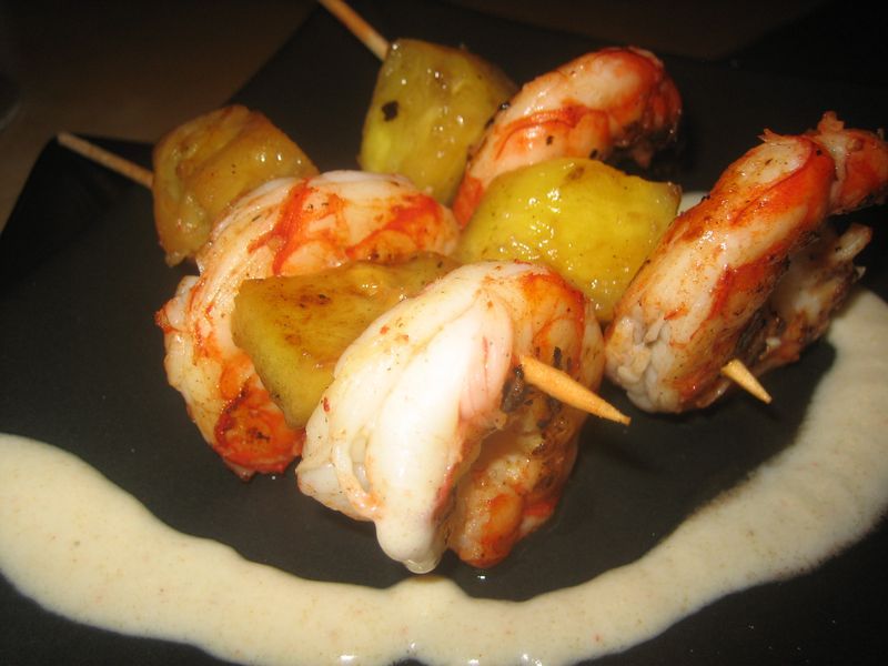 Brochetas de langostinos y piña en salsa de coco