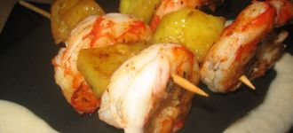 Brochetas de langostinos y piña en salsa de coco