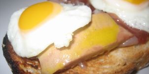 Montaditos de foie y huevos de codorniz