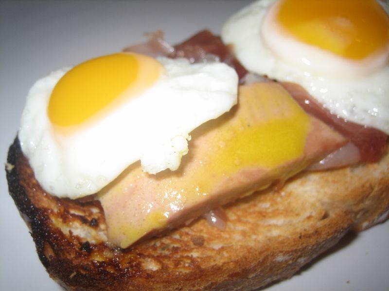 Montaditos de foie y huevos de codorniz