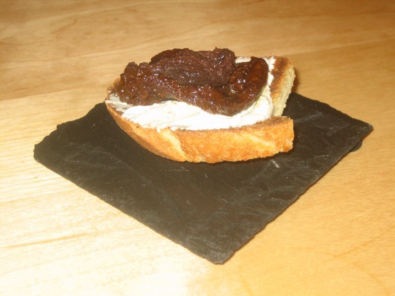 Montadito de tomate, queso y patÃ© de olivas negras