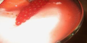 Mousse de yogur griego y fresas