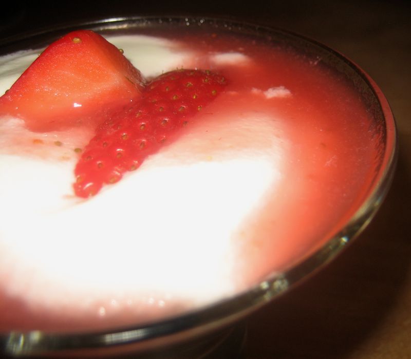 Mousse de yogur griego y fresas