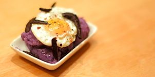 Patata morada y huevo de codorniz al ajo negro con trufa