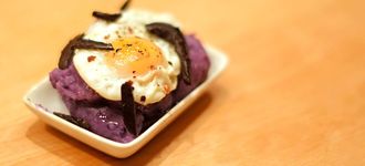 Patata morada y huevo de codorniz al ajo negro con trufa