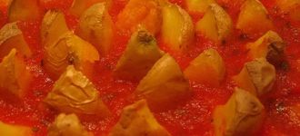 Patatas en cama de tomates