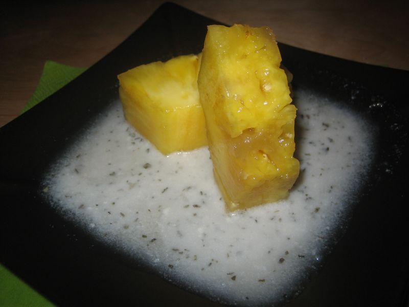 Piña al ron sobre cama de leche de coco y menta