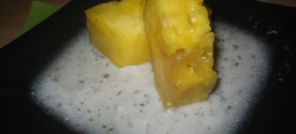 Piña al ron sobre cama de leche de coco y menta