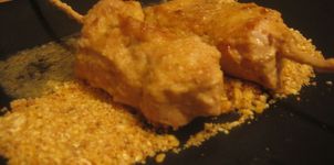 Brochetas de pollo al estilo thai sobre cama de kikos