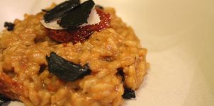 Risotto de tomate seco y ajo negro