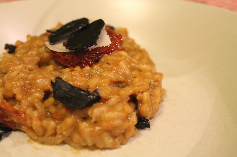 Risotto de tomate seco y ajo negro