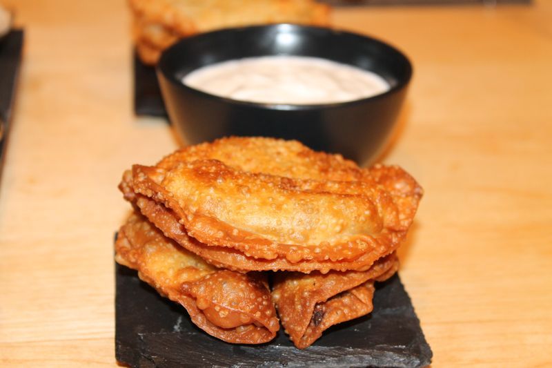 Samosas con salsa de yogur y hierbabuena