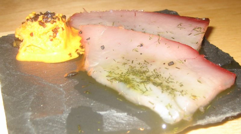 Sashimi de atún rojo en aceite de eneldo y sal negra