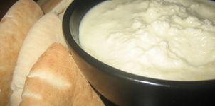 Skordalia (crema griega de ajo y almendras)