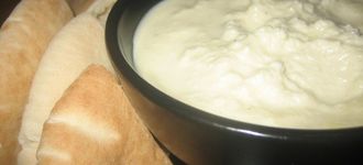 Skordalia (crema griega de ajo y almendras)