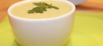 Sopa fría de aguacate y cilantro