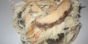 Tallarines con shitake y salsa de coco picante