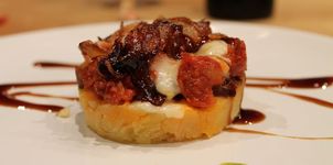 Timbales de chistorra, gorgonzola y cebolla