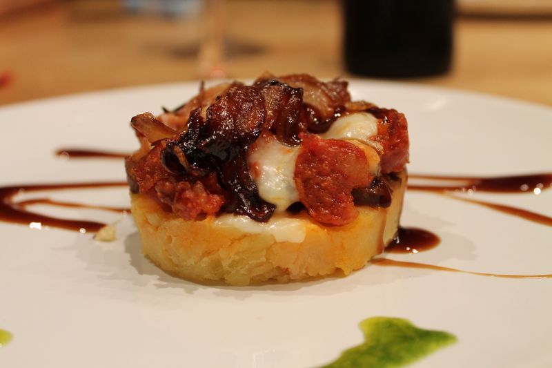 Timbales de chistorra, gorgonzola y cebolla