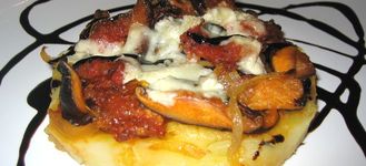Timbales de chistorra, gorgonzola y cebolla