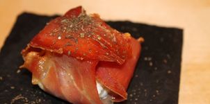 Timbal de jamÃ³n serrano con crema de rulo de cabra