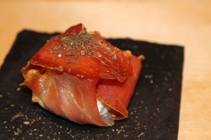 Timbal de jamÃ³n serrano con crema de rulo de cabra