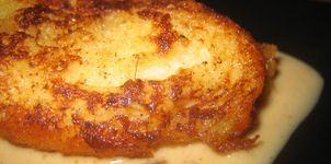 Torrijas con Amaretto sobre cama de Jijona