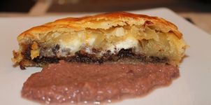 Trenza de morcilla, rulo de cabra y miel